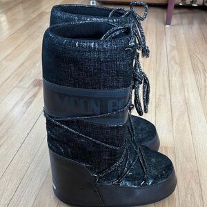 Moon Boot Women's Glittery Black Winter Boots